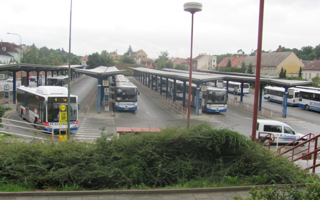 Radnice narychlo změnila provozovatele autobusového nádraží. A očekávané problémy se dostavily
