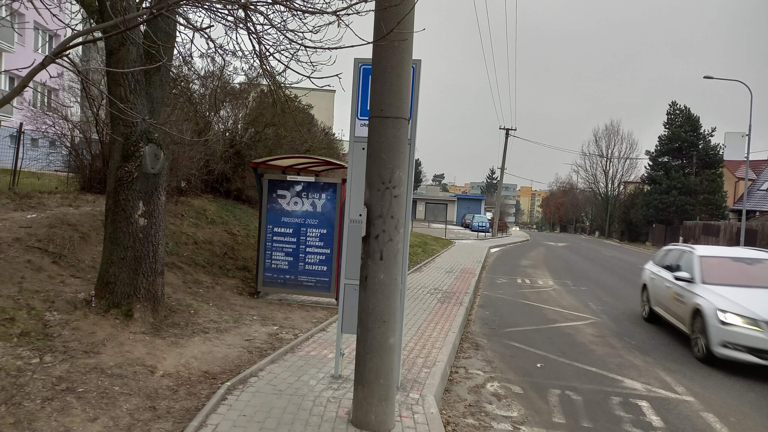 Radnice opět nepřemýšlí - nové bariéry na chodnících, maminky s kočárky a vozíčkáře neprojedou