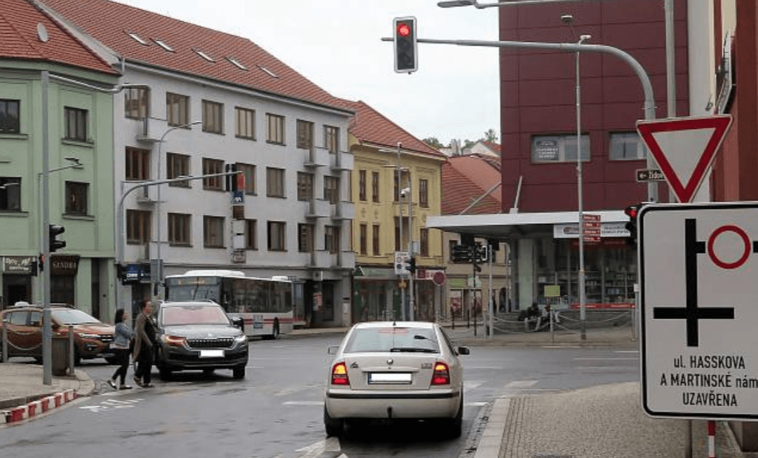 Třebíčský deník: Chytré semafory v Třebíči mají slabinu. Motorku přehlédnou, dodávka je zmate