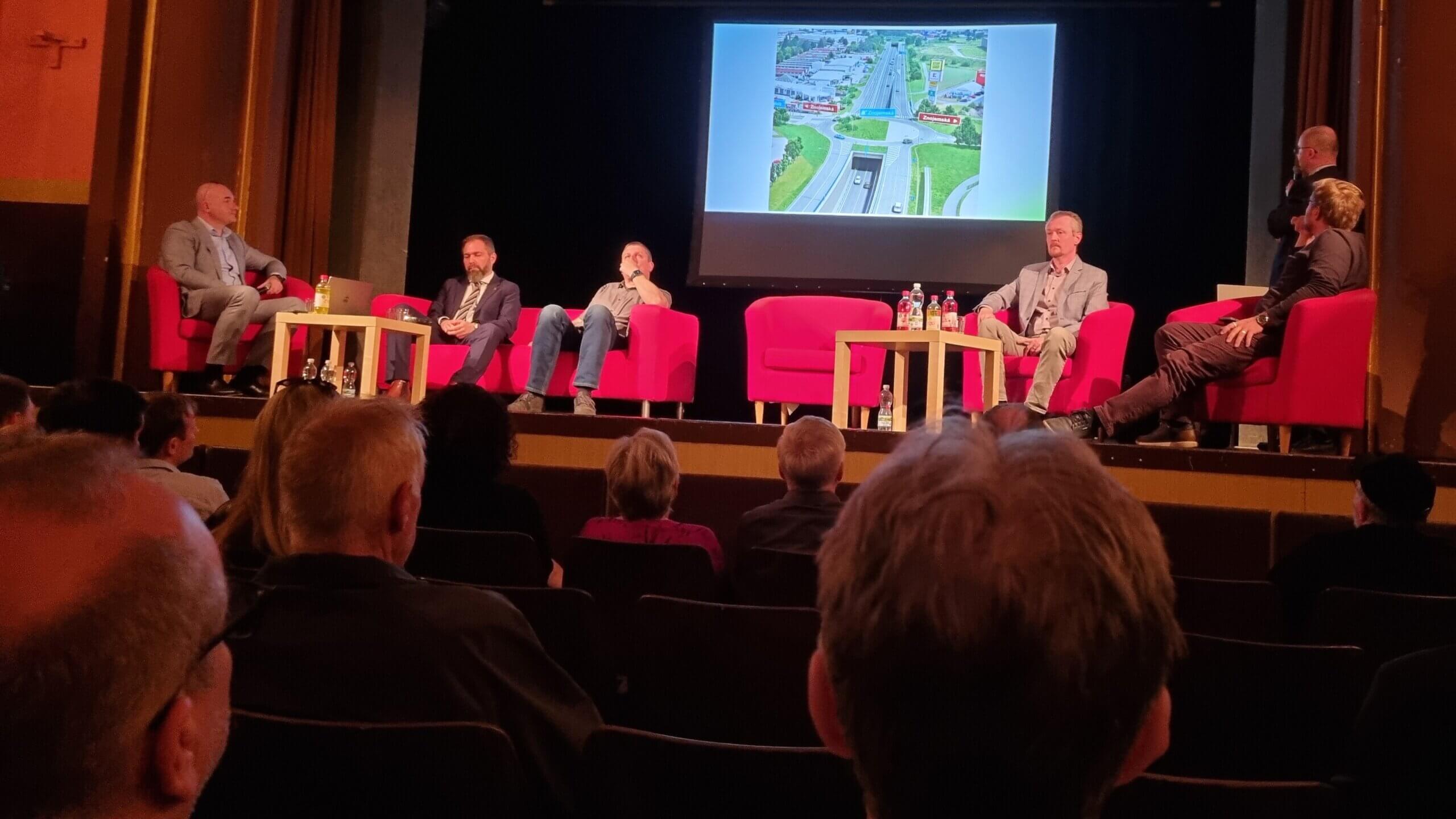 Třebíčská radnice a ŘSD -prezentace „oprášeného“ průchvatu