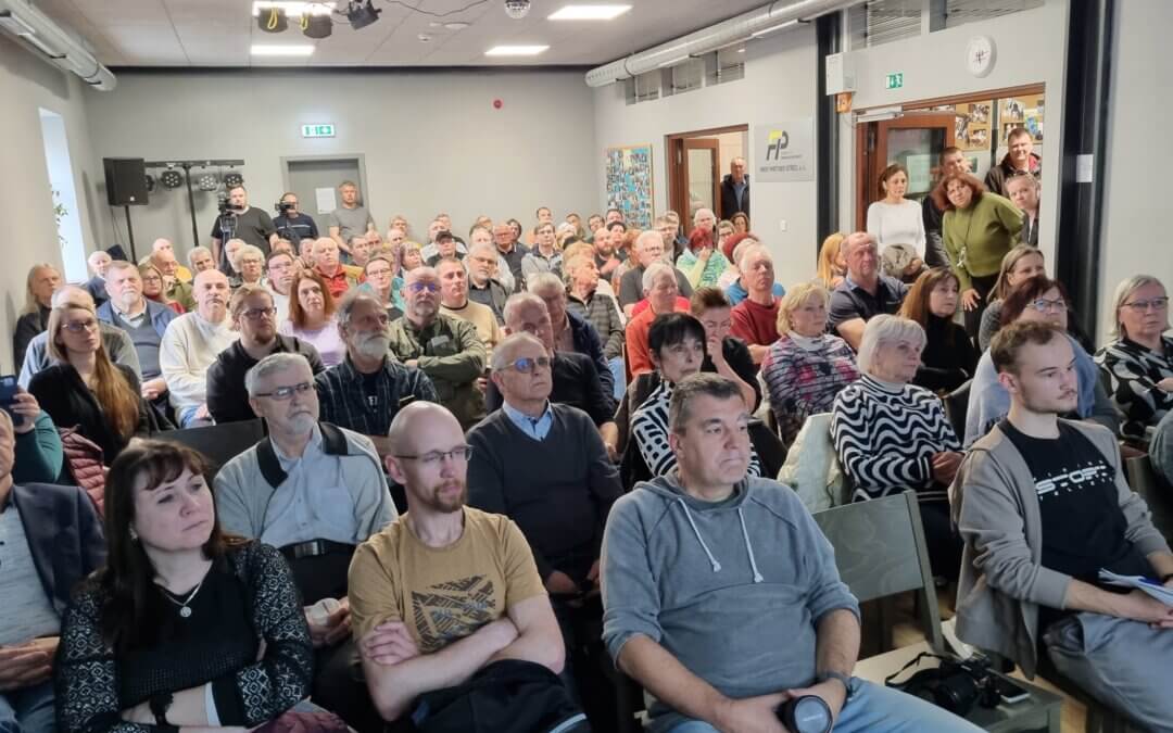 📌 Velký obchvat Třebíče - přeplněný sál i chodba ukázaly obrovský zájem veřejnosti
