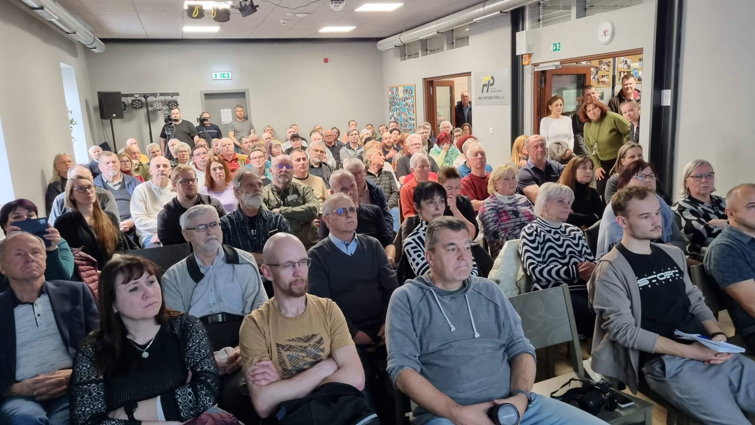 📌 Velký obchvat Třebíče - přeplněný sál i chodba ukázaly obrovský zájem veřejnosti
